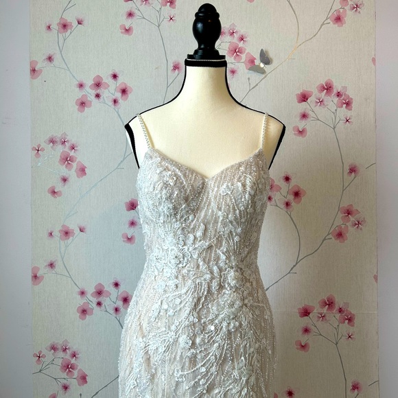 Size 4 Galina Signature/ designer: Vera Wang/ mermaid 🧜‍♀️ wedding dress - Picture 3 of 14